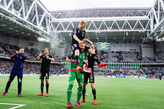IFK Göteborgs Thomas Mikkelsen, målvakt John Alvbåge och