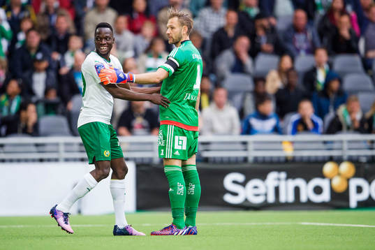 Hammarbys Amadaiya Rennie och IFK Göteborgs målvakt John
