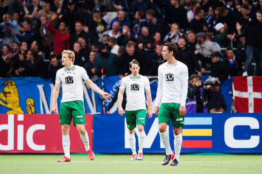 Hammarbys spelare med Johan Persson i mitten deppar