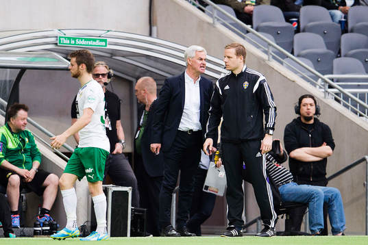 Hammarbys tränare Nanne Bergstrand är framme och pratar