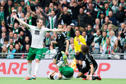 Hammarbys Johan Persson reagerar mot IFK Göteborgs Tom