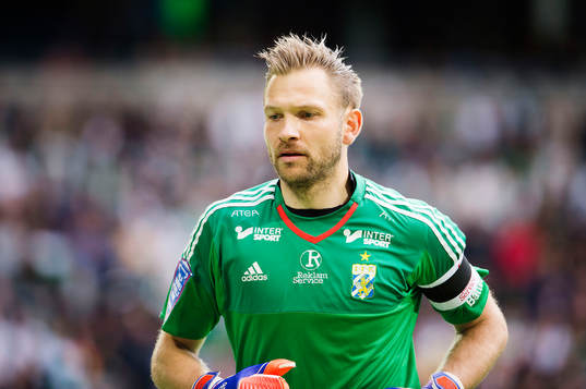 IFK Göteborgs målvakt John Alvbåge har ett sorgeband