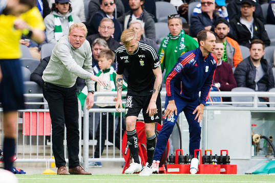 IFK Göteborgs tränare Jörgen Lennartsson instruerar
