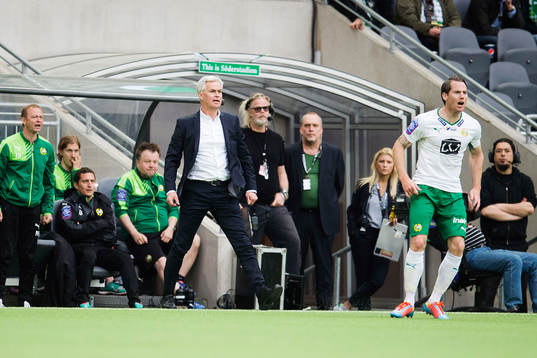 Hammarbys tränare Nanne Bergstrand hoppar upp och reagerar