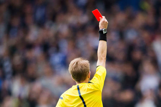 Domare Johan Hamlin delar ut ett rött kort