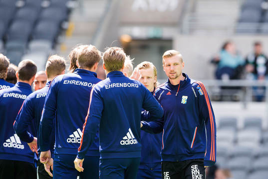 IFK Göteborgs Sebastian Eriksson värmer upp