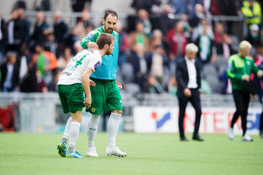 Hammarbys Måns Söderqvist blir tröstad av Marko