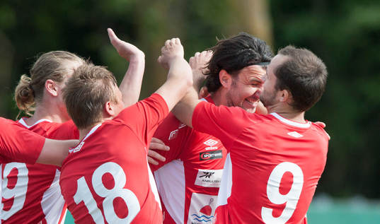 Höganäs Visar Nikqi har gjort 1-0 och grattas med