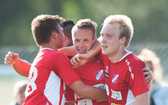 Höganäs Fredrik Svanbäck har gjort 2-0 och grattas i