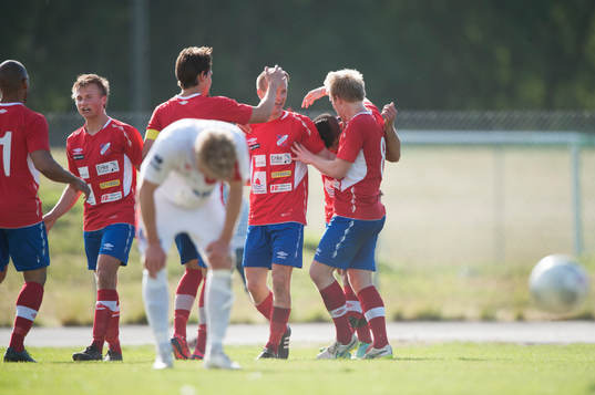 Höganäs Fredrik Svanbäck har gjort 2-0 och grattas medan