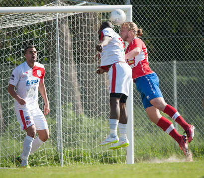 Assyriskas Jimmy Dixon och Höganäs Robin Hofsöi matchen