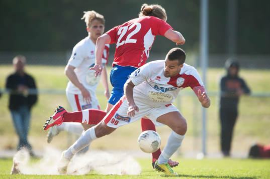 Assyriskas Johan Friberg och Höganäs Robin Hofsö i