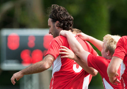 Höganäs Visar Nikqi har gjort 1-0 och grattas med