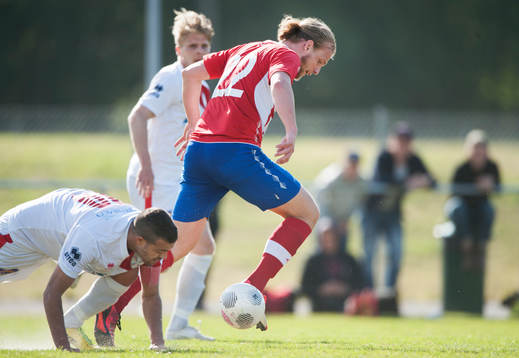 Assyriskas Johan Friberg och Höganäs Robin Hofsö i