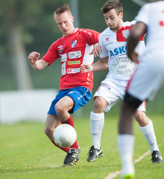Höganäs Fredrik Svanbäck och Assyriskas Meriton Qoraj i