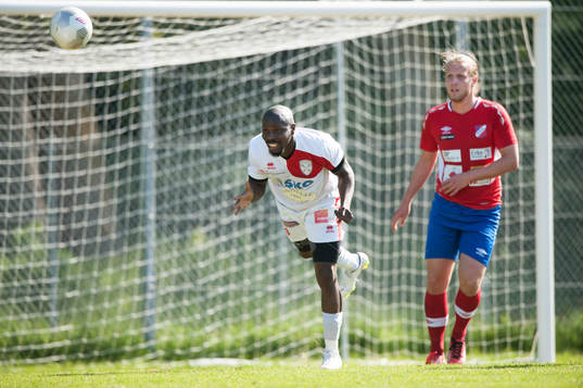 Assyriskas Jimmy Dixon nickar undan framför  Höganäs