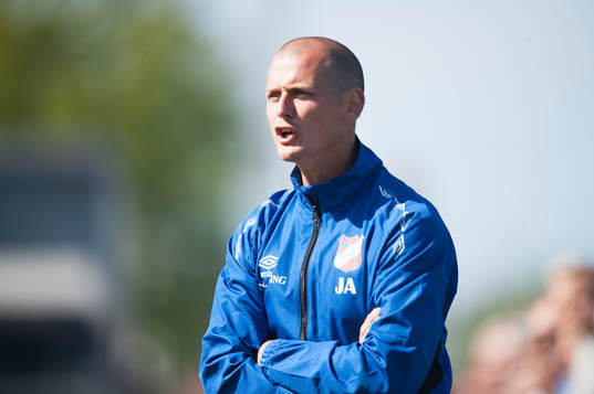 Höganäs tränare Jakob Augustsson i matchen i division 2
