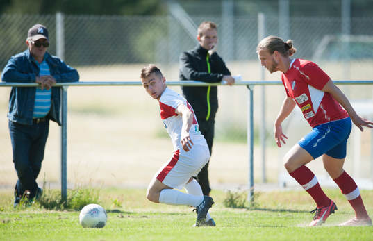 Assyriskas Meriton Qoraj och Höganäs Robin Hofsö i