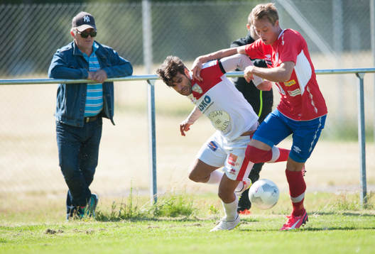 Åskådare på nära håll i matchen i division 2 Västra