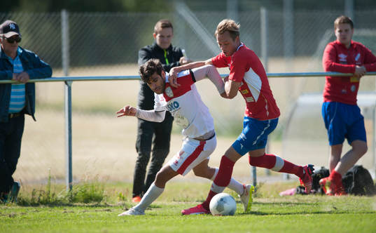 Åskådare på nära håll i matchen i division 2 Västra