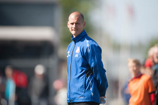Höganäs tränare Jakob Augustsson i matchen i division 2
