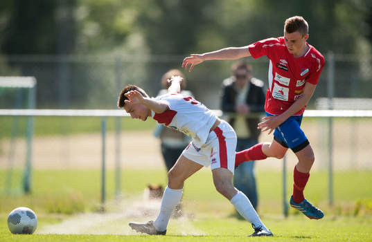 Assyriskas Meriton Qoraj dras i tröjan i matchen i