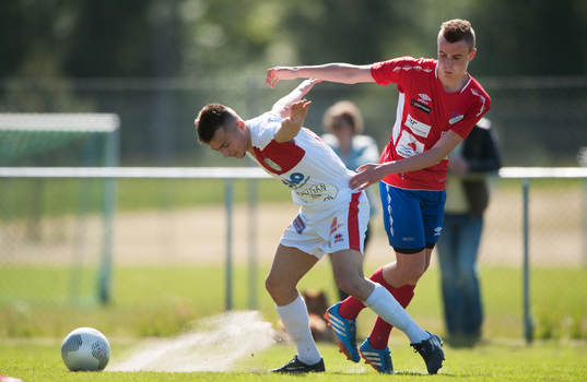 Assyriskas Meriton Qoraj dras i tröjan i matchen i