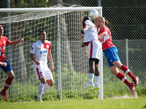 Assyriskas Jimmy Dixon och Höganäs Robin Hofsö i matchen