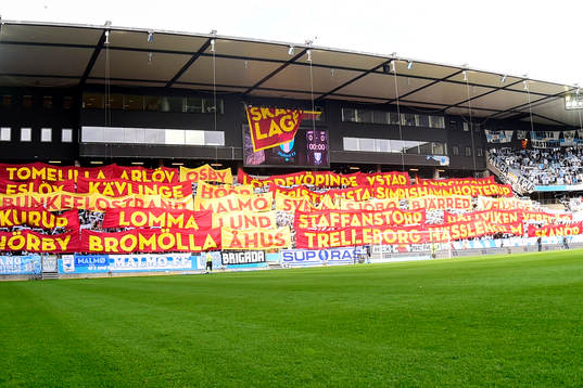 Malmö FFs klackens tifo innan fotbollsmatchen i