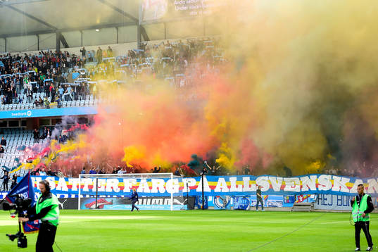 Bengaler från Djurgårdens klack innan fotbollsmatchen i