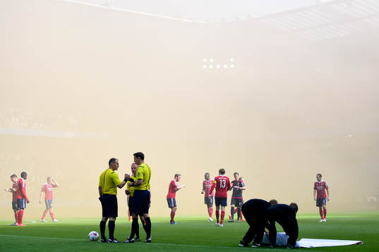 Röken ligger tung över stadion
