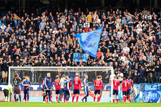 Djurgårdens spelare tackar det tillresta supportrarna