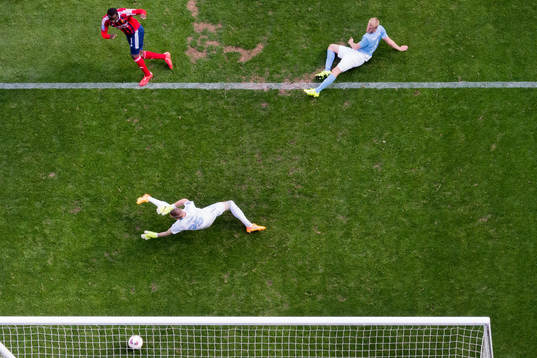 Djurgårdens Nyasha Mushekwi gör 0-1 bakom Malmö FFs