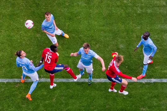 Malmö FFs Magnus Wolff Eikrem nickar undan