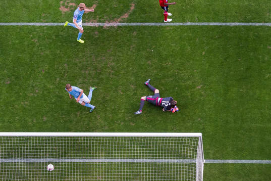 Malmö FFs Filip Helander (överkant) jublar
