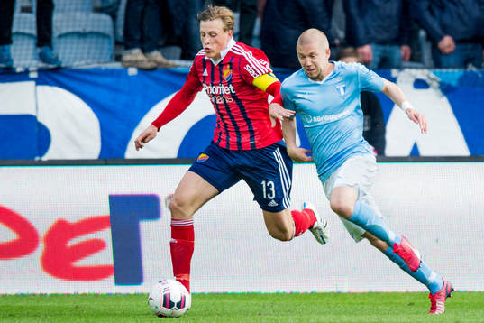 Djurgårdens Emil Bergström jagas av Malmö FFs Anton