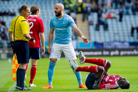 Malmö FFs Guillermo Molins argumenterar med en linjedomare