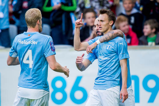 Malmö FFs Magnus Wolff Eikrem kramas om av Guillermo