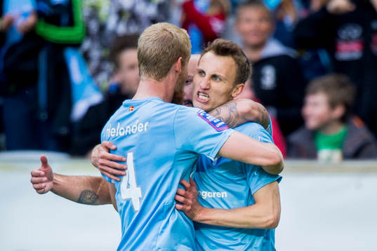 Malmö FFs Magnus Wolff Eikrem kramas om av Guillermo