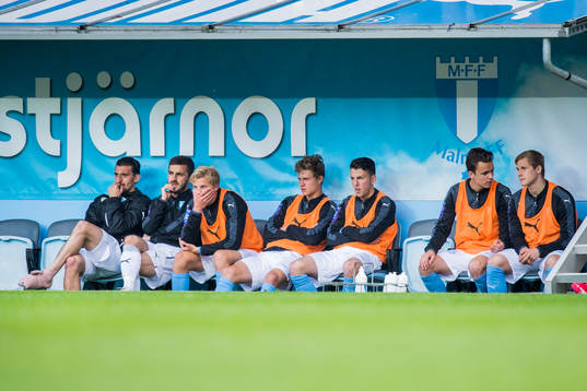 Malmö FFs avbytarbänk med Agon Mehmeti med lindad fot