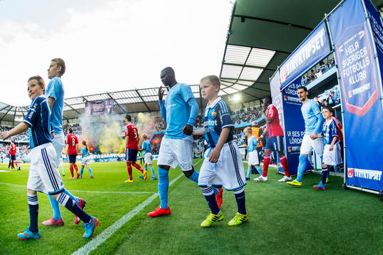 Malmö FFs Enoch Kofi Adu kommer in på planen samtidigt