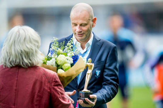 Malmö FFs ordförande Håkan Jeppsson tar emot SISUs pris