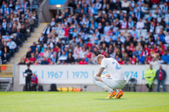 Malmö FFs målvakt Robin Olsen deppar