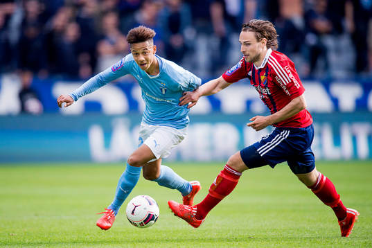 Malmö FFs Tobias Sana jagas av Djurgårdens Kevin Walker
