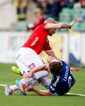 Kalmars Ludvig Öhman och Sundsvalls Eric Larsson krockar