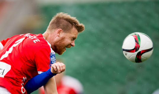 Kalmars Marcus Nilsson vinner en luftduell