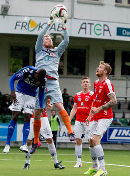 Sundsvalls Pa Amat Dibba och Kalmars målvakt Lars Cramer