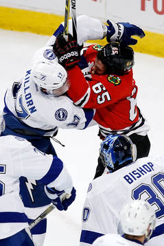 Tampa Bay Lightning center Alex Killorn (17) and Chicago