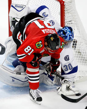 Chicago Blackhawks right wing Marian Hossa (81) collides
