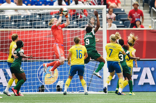 Sveriges målvakt Hedvig Lindahl räddar en frispark